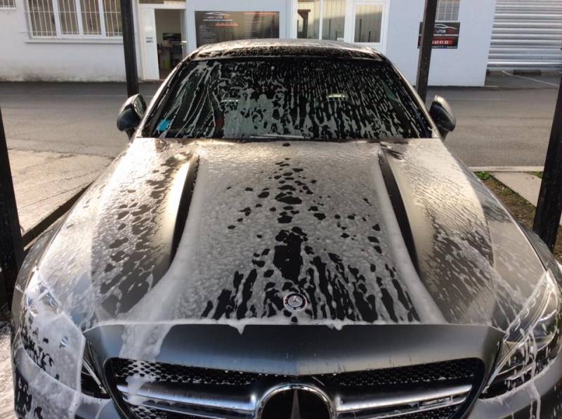 Nettoyage voiture intérieur Bordeaux du tableau de bord et vitres intérieures