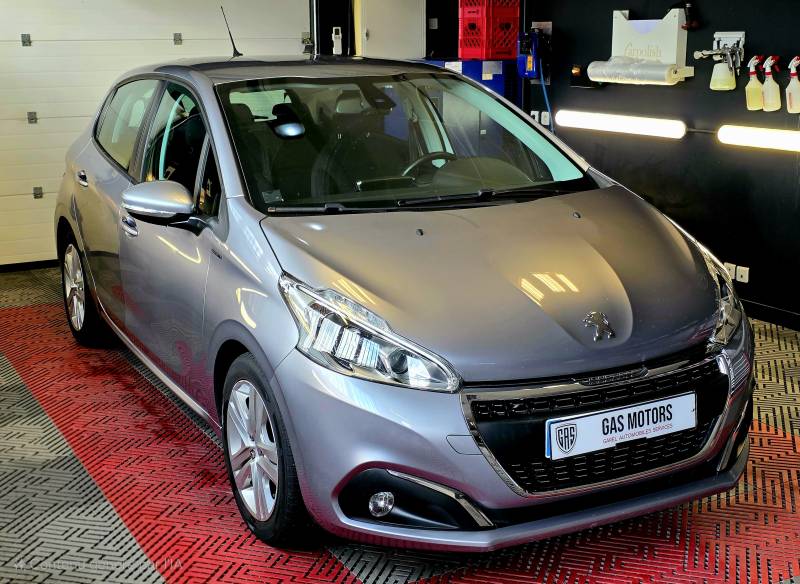 PEUGEOT 208 1.5 HDI 100CV SIGNATURE 5P 2019 GRISE avant droit