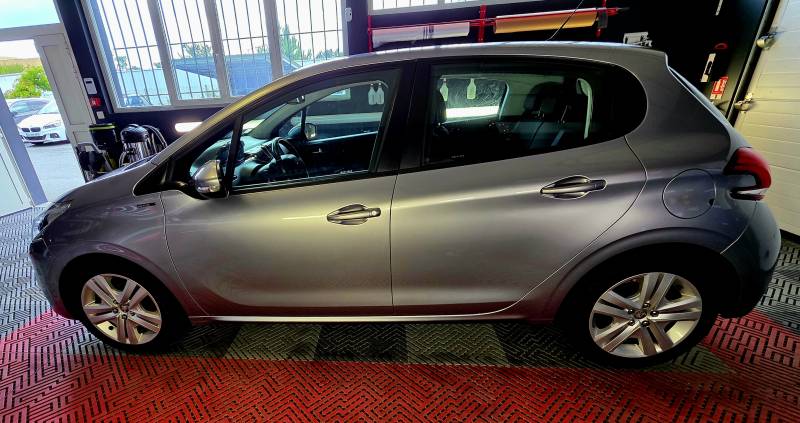 PEUGEOT 208 1.5 HDI 100CV SIGNATURE 5P 2019 GRISE côté gauche