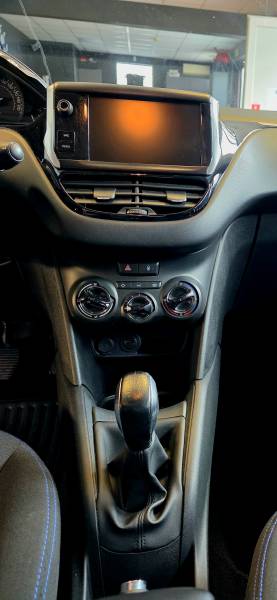PEUGEOT 208 1.5 HDI 100CV SIGNATURE 5P 2019 GRISE tableau de bord