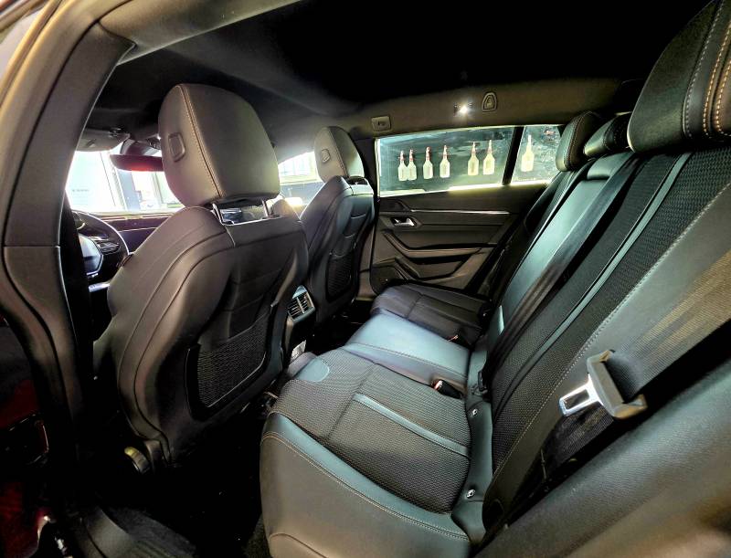 PEUGEOT 508 II SW 1.5 HDI 130 GT LINE EAT8 BLEU break de chasse intérieur sièges arrière passager cuir et tissus noir