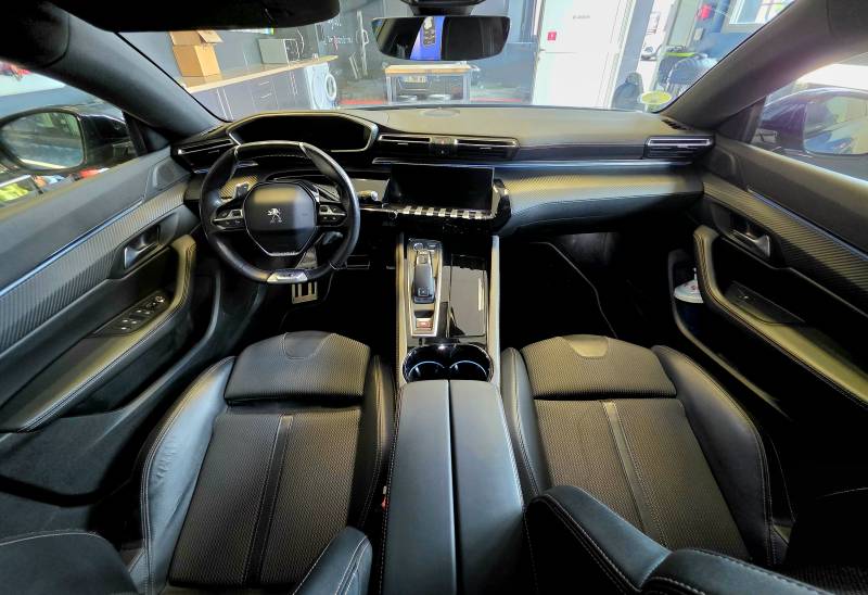 PEUGEOT 508 II SW 1.5 HDI 130 GT LINE EAT8 BLEU break de chasse intérieur sièges avant cuir et tissus noir