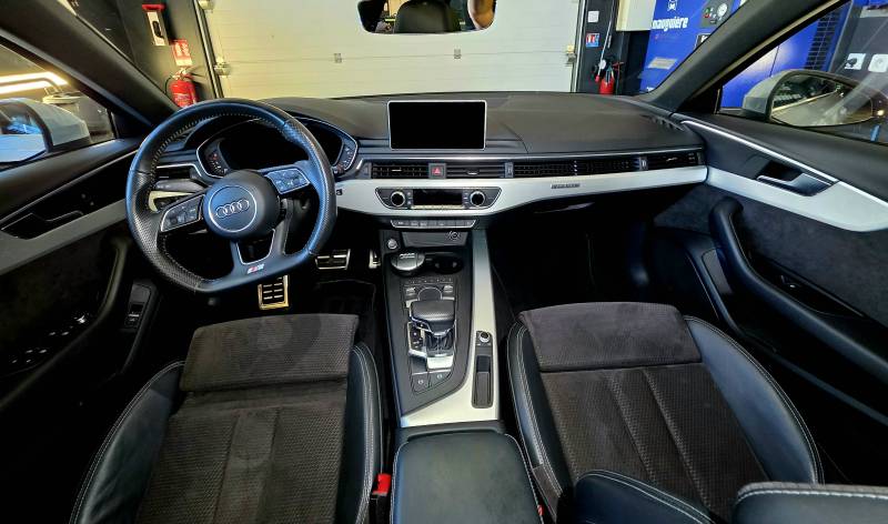 AUDI A4 V AVANT 2.0 TDI 190 QUATTRO S LINE S TRONIC gris clair intérieur sellerie cuir tissus volant méplat