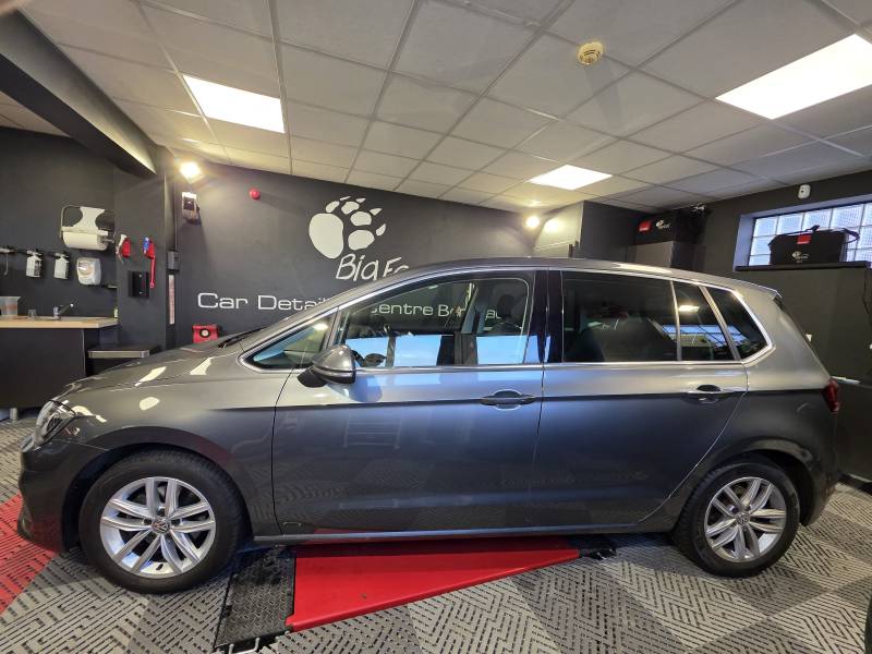 Véhicule occasion Bordeaux VW Golf VII Sportsvan TDI 150cv carat DSG7