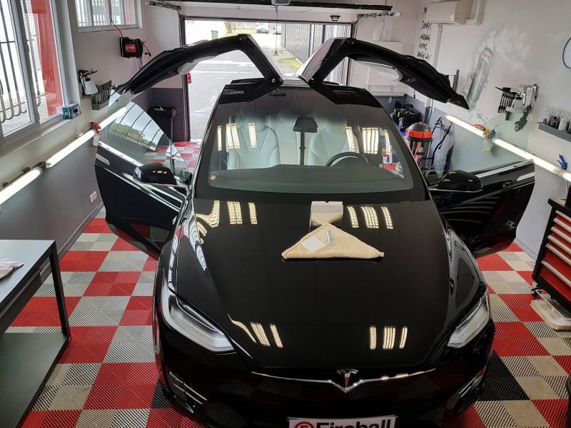 Tesla Model X portes ouvertes