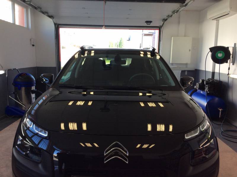 Lustrage de voiture à Mérignac avec prestation de detailing pour nettoyage intérieur et extérieur